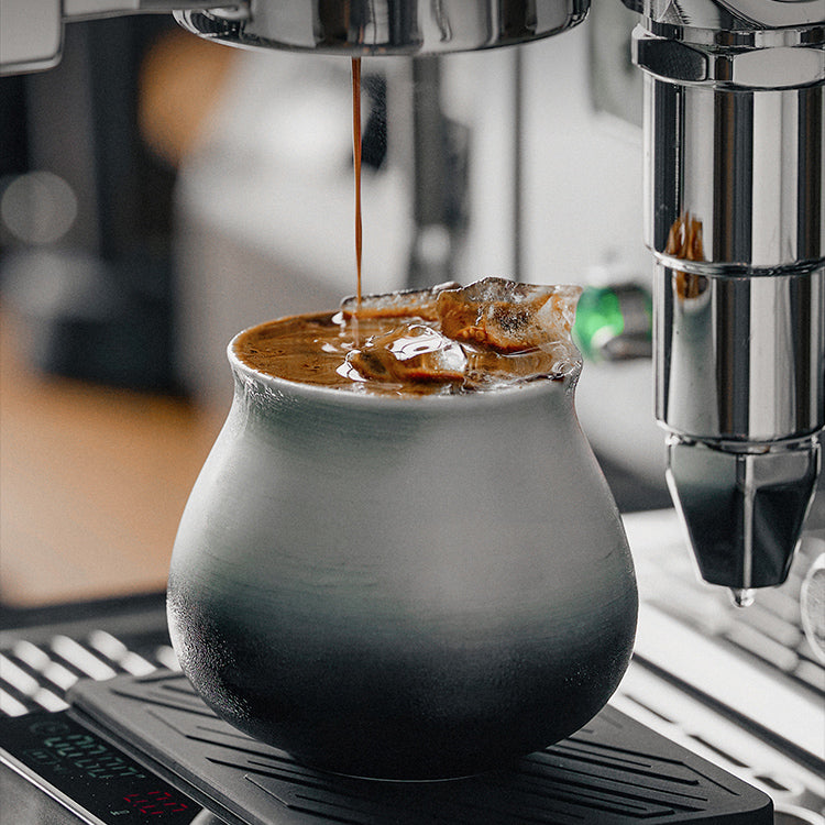 Keramiktasse mit Farbverlauf